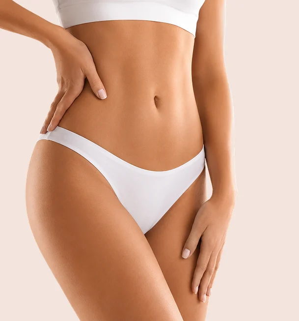 Silhouette féminine en sous-vêtements blancs, main posée sur la hanche