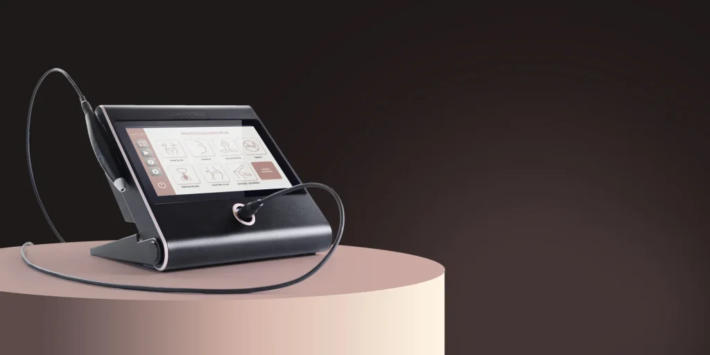 Appareil de Luxopuncture® LUXOMED® avec son stylet infrarouge, posé sur un socle