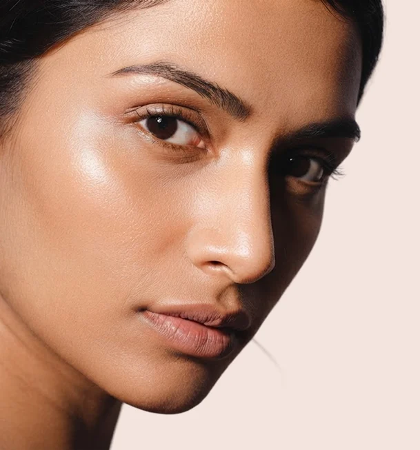 Portrait d'une femme au teint lumineux et à la peau nette, de trois quarts