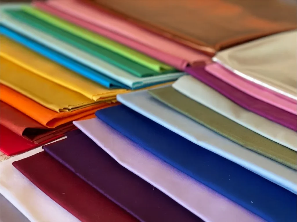 Éventail d'étoffes colorées utilisées pour l'analyse de colorimétrie