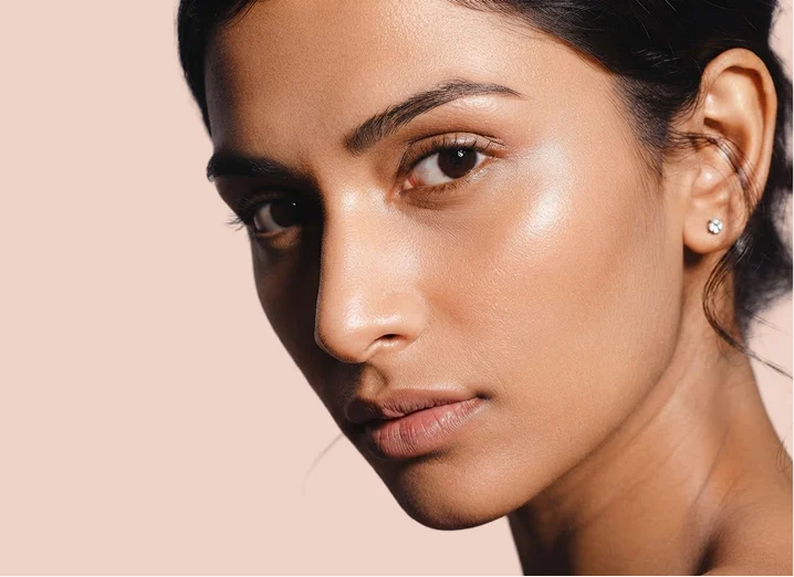 Visage d'une femme au teint éclatant, regard vers l'objectif
