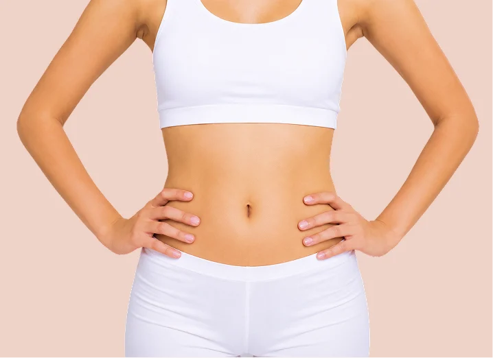 Buste d'une femme en brassière blanche, ventre plat et tonique